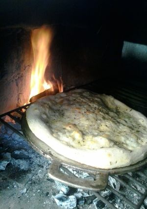 Una foto de Pizza "pobre" o pizza bianca sencilla