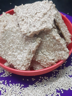 તલ ની ચીકકી (Til Chiki Recipe In Gujarati) રેસીપી મુખ્ય ફોટો