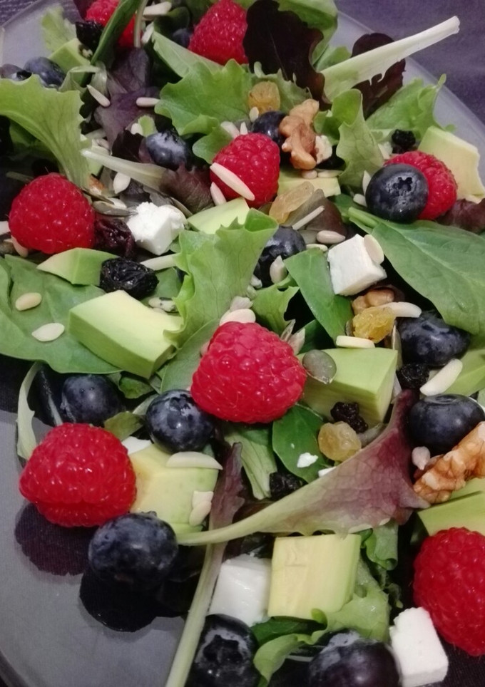 Una foto de Ensalada de aguacate y arándanos