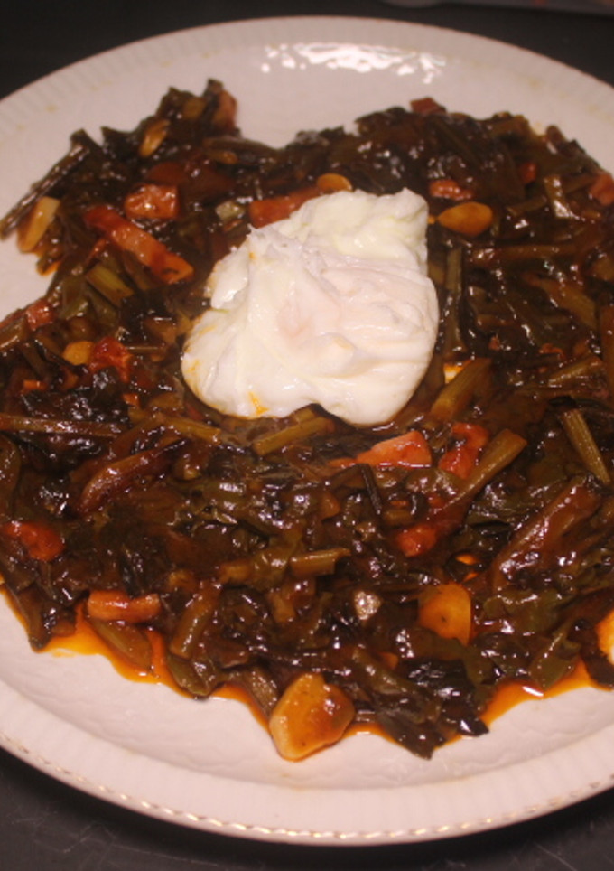 Una foto de Acelgas con beicon y tomate frito