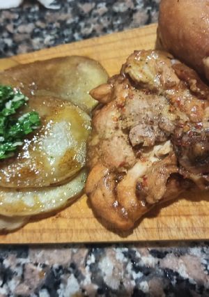 Una foto de Pollo a la cerveza negra + papas con salsa provenzal