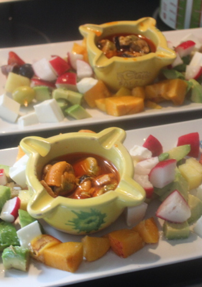 Una foto de Ensalada con cazuelita de mejillones