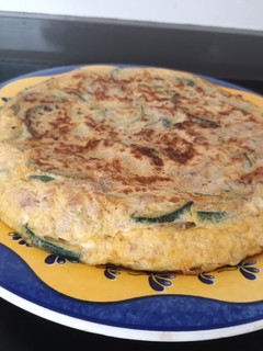 Una foto de Tortilla de calabacín 🥒 y atún 🐟