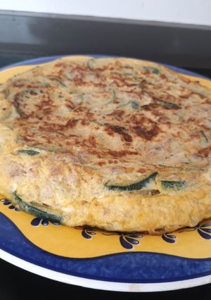 Una foto de Tortilla de calabacín 🥒 y atún 🐟