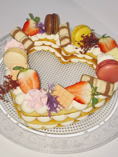 Una foto de Tarta corazón rellena de crema madame