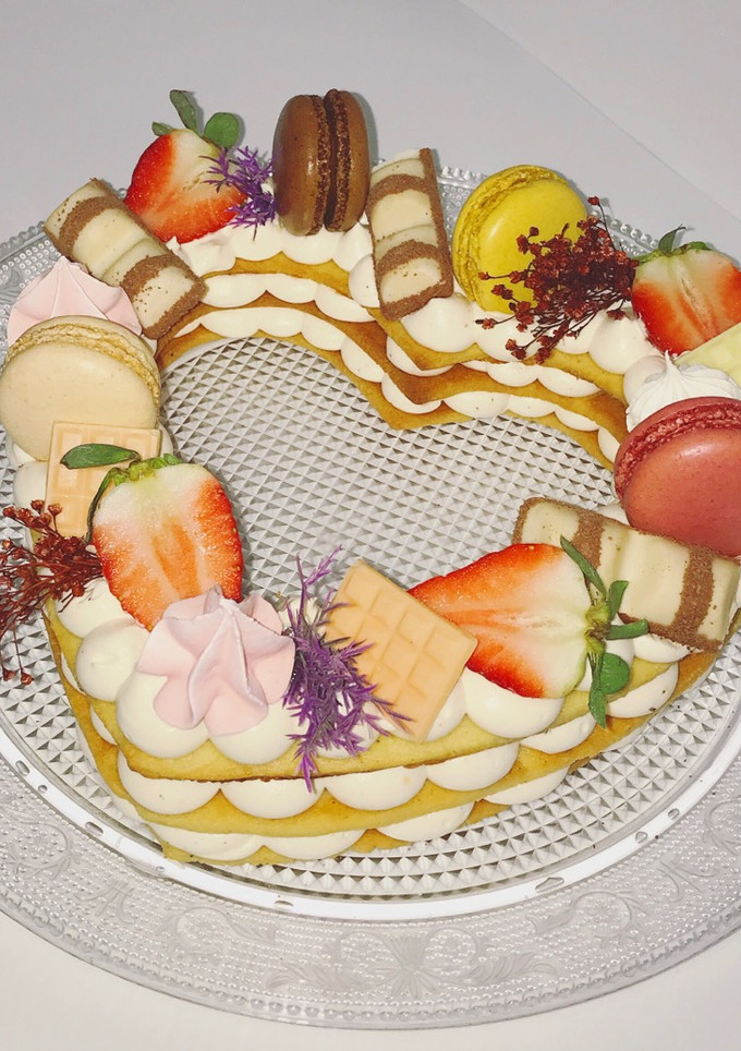 Una foto de Tarta corazón rellena de crema madame
