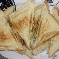 A picture of Tuna Sandwich.