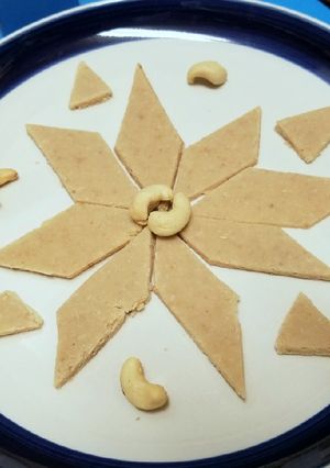 A picture of Kaju Katli/Cashew Burfi.