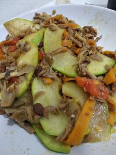 Una foto de Wok de verduras con pasas