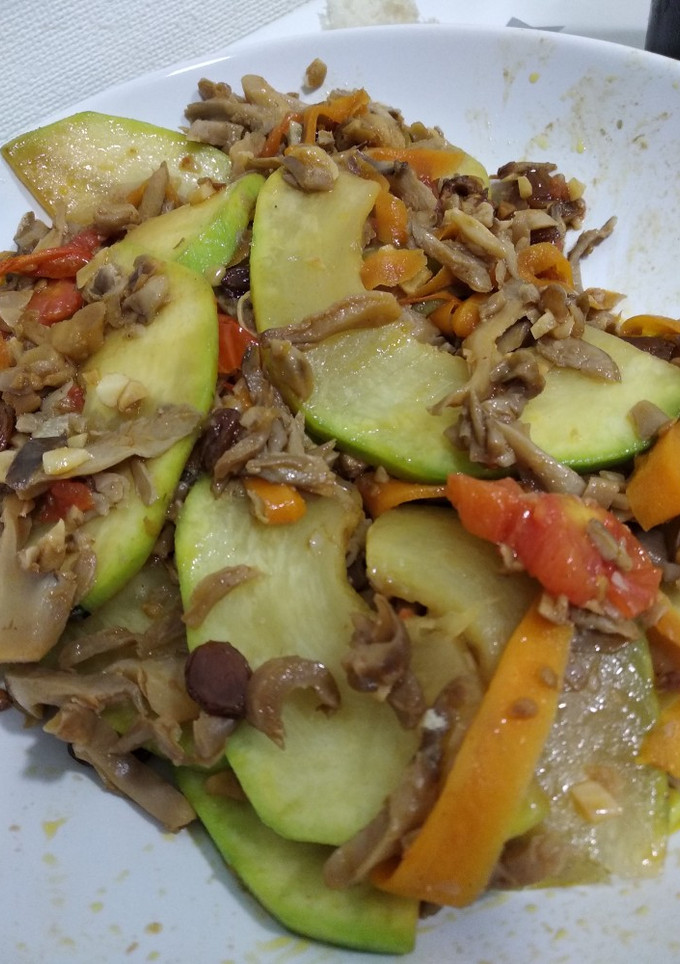 Una foto de Wok de verduras con pasas