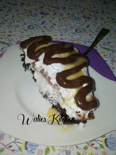 A picture of Slice chocolate & red velvet cake.