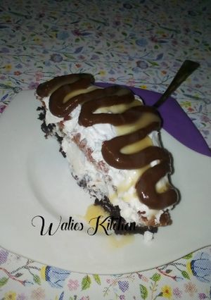 A picture of Slice chocolate & red velvet cake.