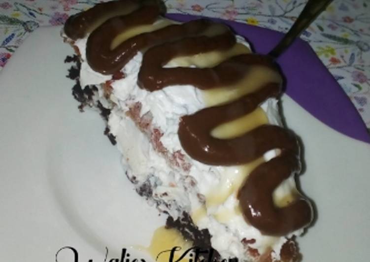 Slice chocolate & red velvet cake