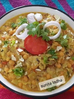 बूंदी और पापड़ की कढ़ी (Boondi aur papad ki kadhi recipe in hindi) रेसिपी मुख्य फोटो