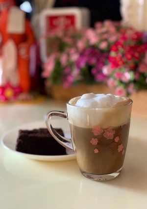 รูปของ กาแฟลาเต้ร้อนนมอัลม่อนด์ จากเครื่อง Moka Pot