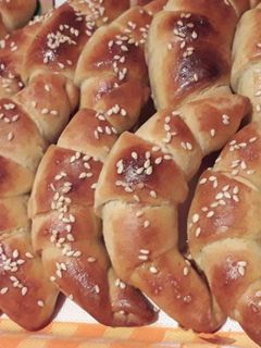 Kovászos vajas, édes graham kiflik 👌 recept fotója
