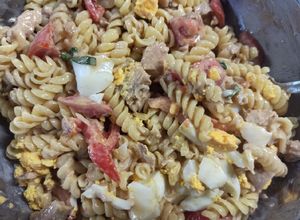 Una foto de Ensalada tibia de fideos y atún
