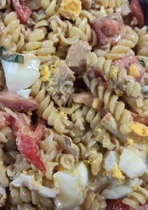 Una foto de Ensalada tibia de fideos y atún