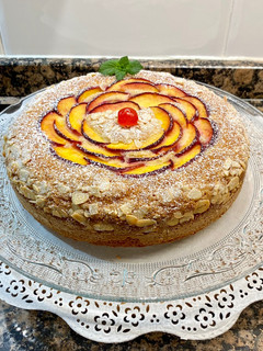 Una foto de Pastel de almendras y melocotón