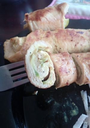 Una foto de Rollitos de pechuga de pollo con calabacitas y mostaza