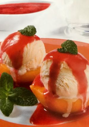 Foto principal de Melocotones en almíbar con helado de vainilla y coulis de fresa