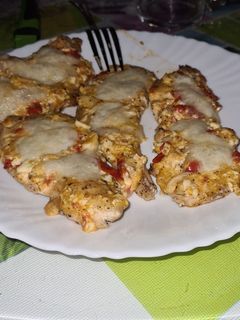 Una foto de Pechuga al horno con salsa encima