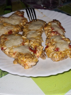 Una foto de Pechuga al horno con salsa encima