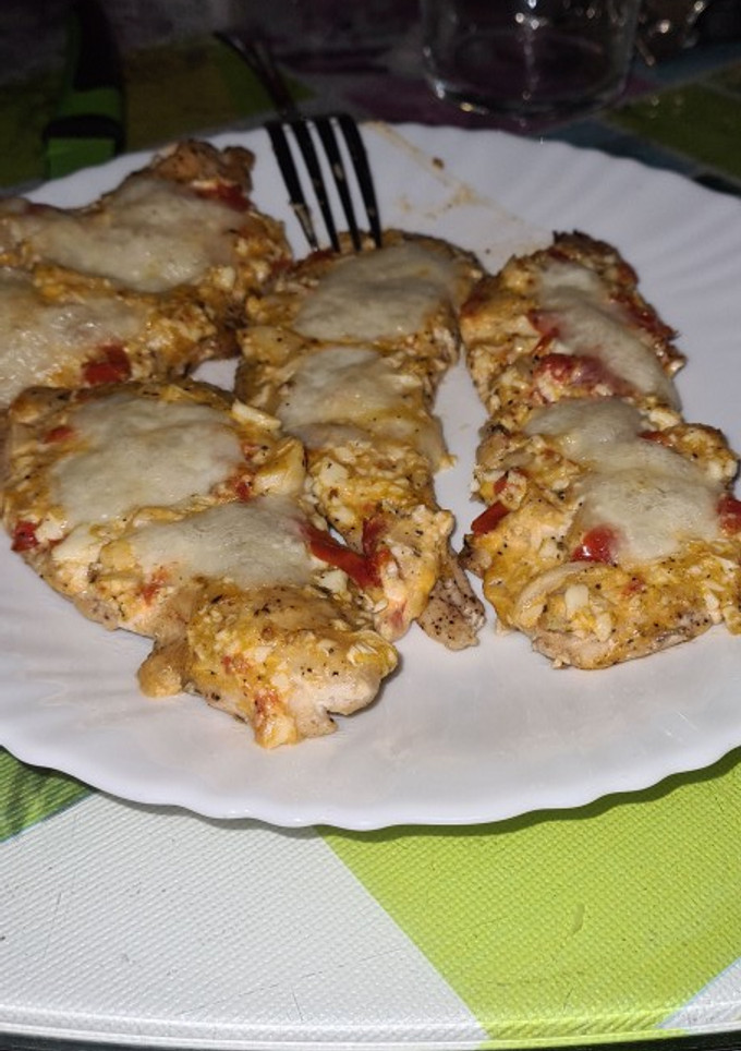 Una foto de Pechuga al horno con salsa encima