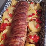 Hagymás krumpli ágyon baconos karajbeigli