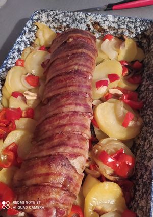 Hagymás krumpli ágyon baconos karajbeigli recept fotója