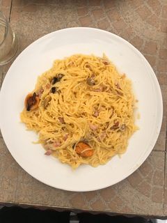 Una foto de Pasta italiana con mejillones y almejas