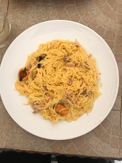 Una foto de Pasta italiana con mejillones y almejas