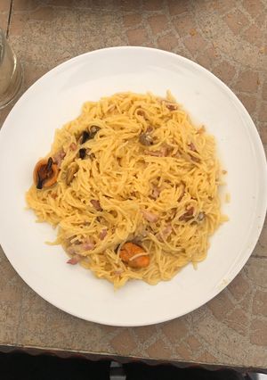 Una foto de Pasta italiana con mejillones y almejas