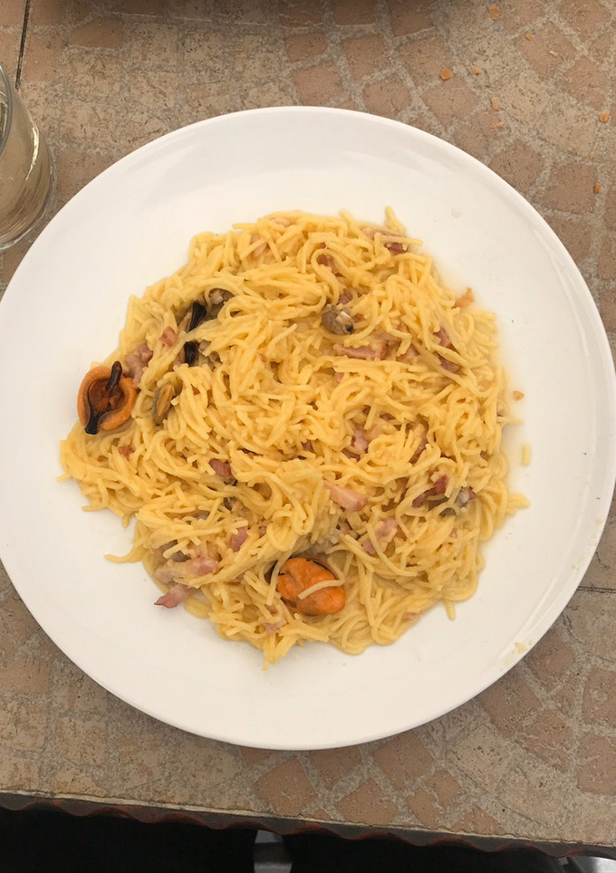 Una foto de Pasta italiana con mejillones y almejas