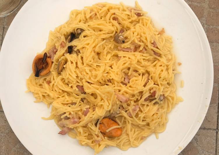Pasta italiana con mejillones y almejas