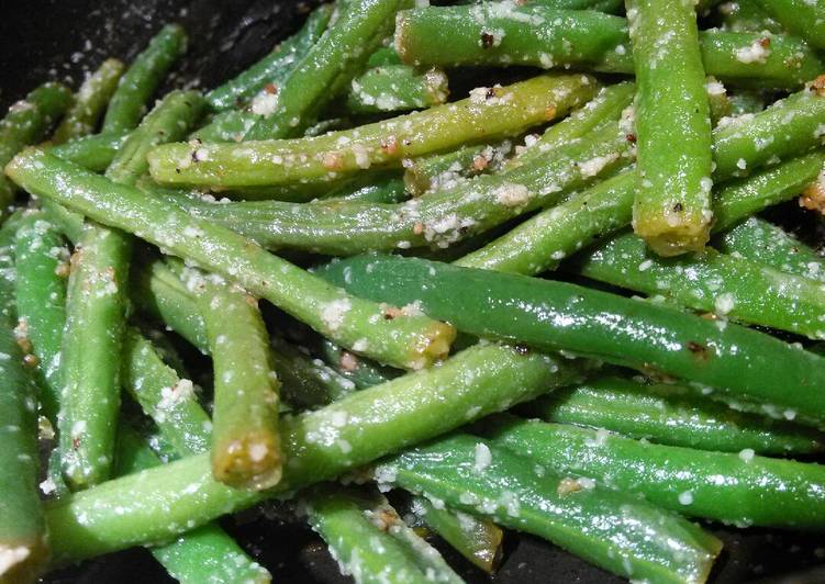 Steps to Make Speedy Momma&#39;s garlic Parmesan greenbeans