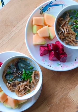 Hình của món Eatclean - Bữa sáng - Cháo trắng nấm xào + trứng bắc thảo + trái cây.