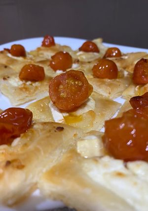 Una foto de Hojaldritos de queso de cabra, cebolla caramelizada y cherry