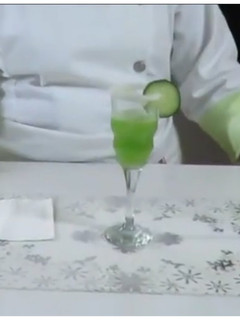Una foto de Agua de pepino, limón y un toque de perejil