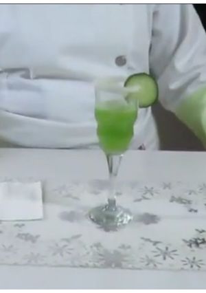 Una foto de Agua de pepino, limón y un toque de perejil