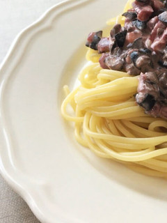 Una foto de Espaguetis con nata y espirulina