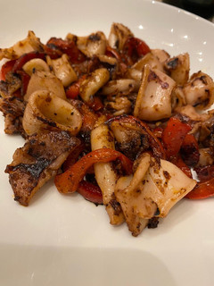 Una foto de Salteado de calamares con ajos y pimiento rojo