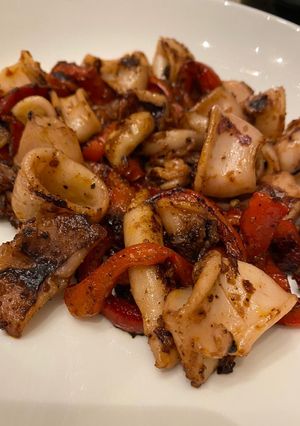 Una foto de Salteado de calamares con ajos y pimiento rojo