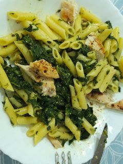 Una foto de Macarrones con espinacas y pollo