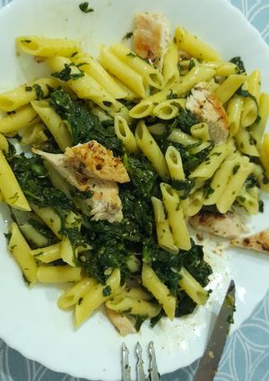 Una foto de Macarrones con espinacas y pollo