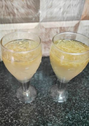 A picture of Lemon juice with apple.
