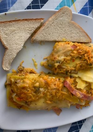 Una foto de Lasaña de pollo, jamón y queso
