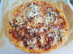 Une photo de Pizza coppa/chorizo/miel