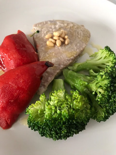 Una foto de Keto- Plato combinado, de atún, brócoli y pimientos rellenos de bacalao