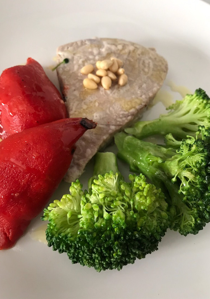 Una foto de Keto- Plato combinado, de atún, brócoli y pimientos rellenos de bacalao